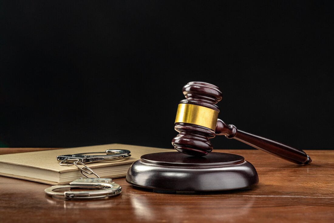 Simboluri de drept penal într-o sală de judecată